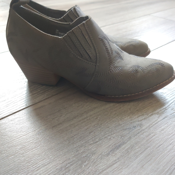 Women's Gray Western Style Ankle Bootie - Picture 4 of 6